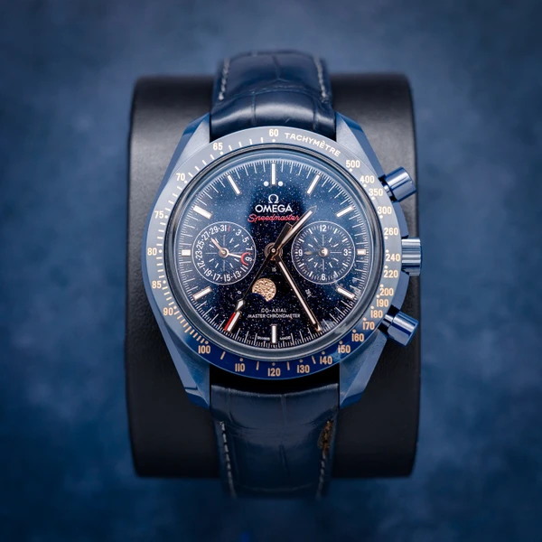 Omega Speedmaster Moonphase 44.25MM (304.93.44.52.03.002) - Blue Ceramic - Aventurine Dial