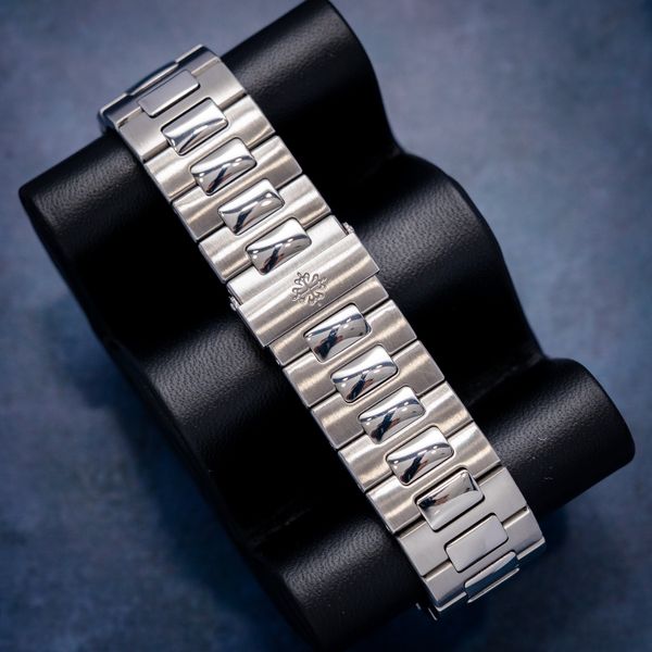 Patek Philippe Nautilus - 5712/1a-001 - Steel - Blue Dial - Box & 2022 Papers