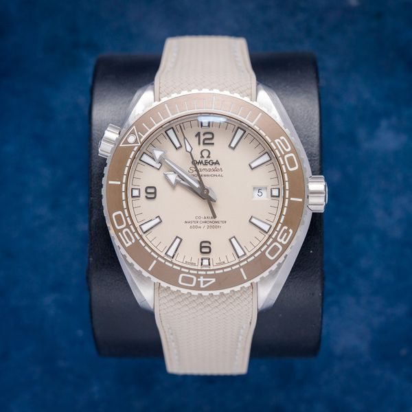 Omega Seamaster Planet Ocean 600m 43.5MM (215.32.44.21.09.001) - Steel - Beige Rubber Strap - Beige Dial - Complete Set