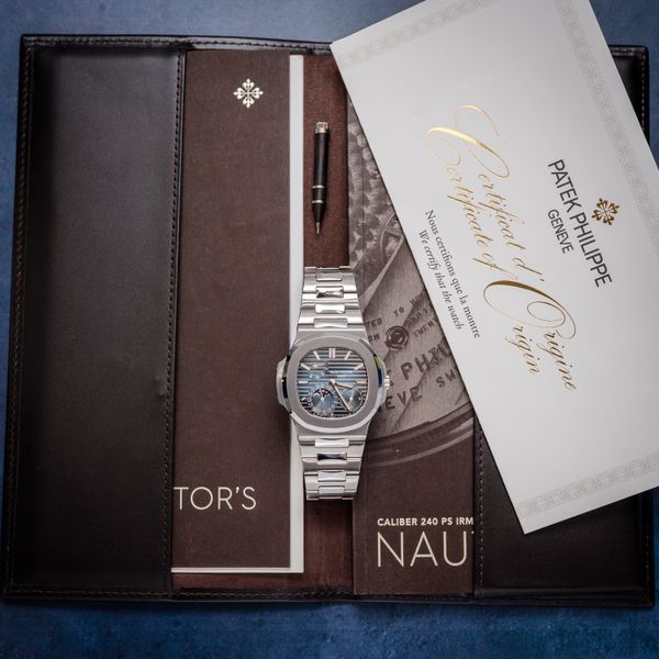 Patek Philippe Nautilus - 5712/1a-001 - Steel - Blue Dial - Box & 2022 Papers