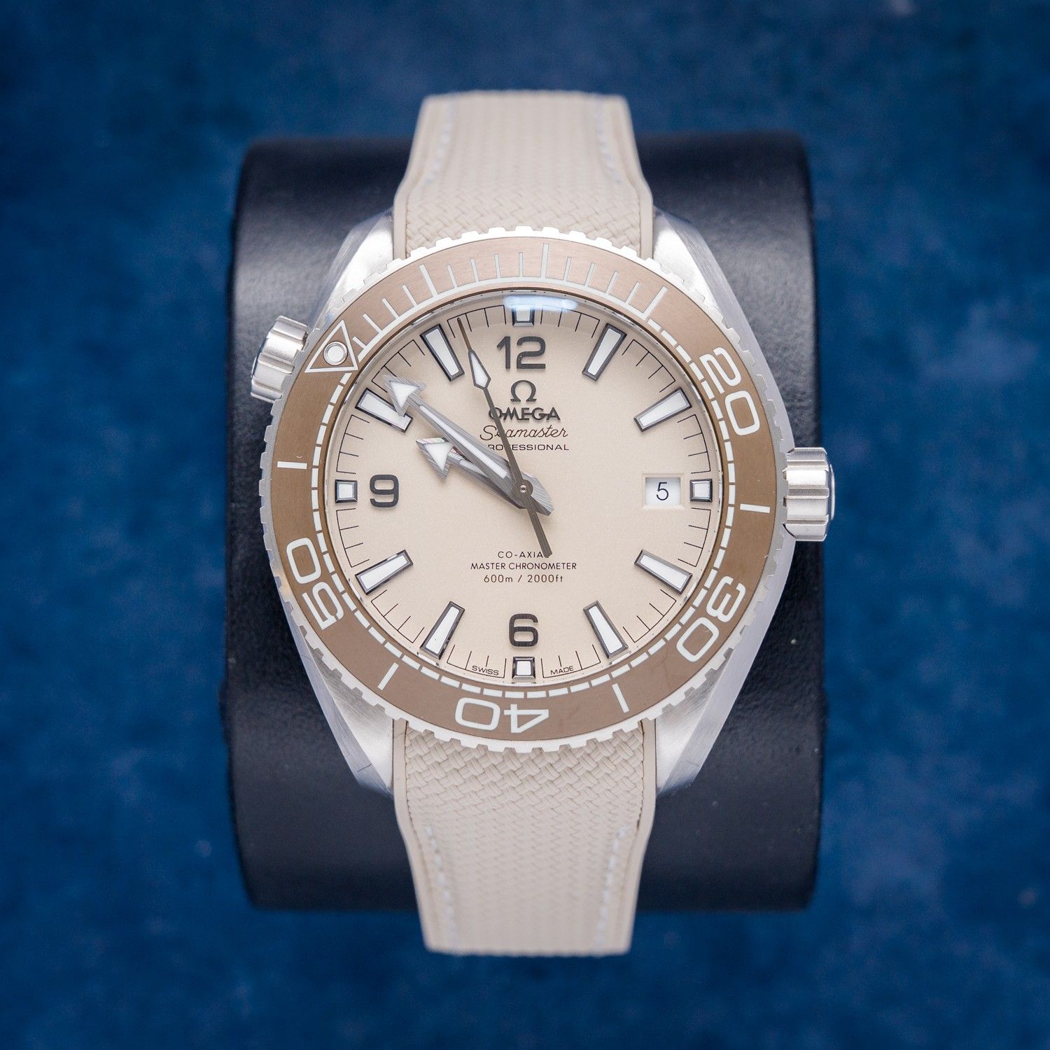 Omega Seamaster Planet Ocean 600m 43.5MM (215.32.44.21.09.001) - Steel - Beige Rubber Strap - Beige Dial - Complete Set